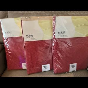 Lintex
Danube 70" Round Tablecloth Scarlet